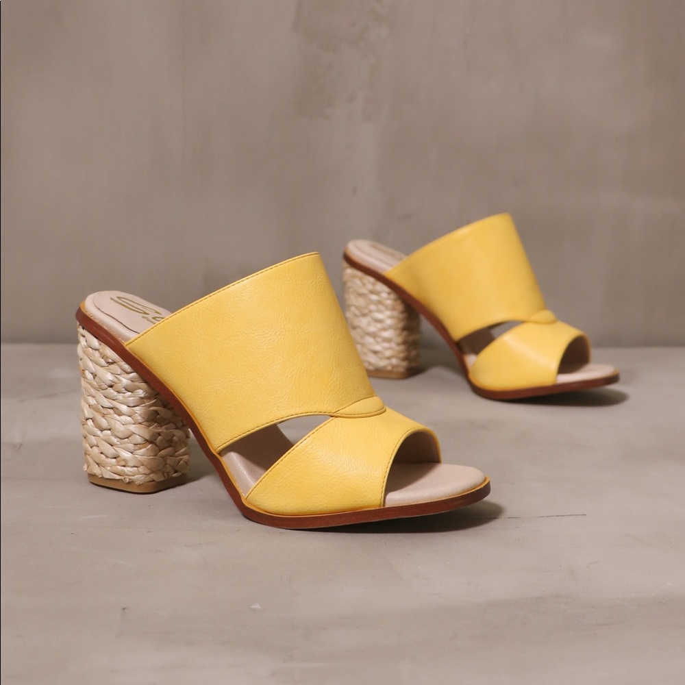 NWT Sbicca Hand Wrapped Heel